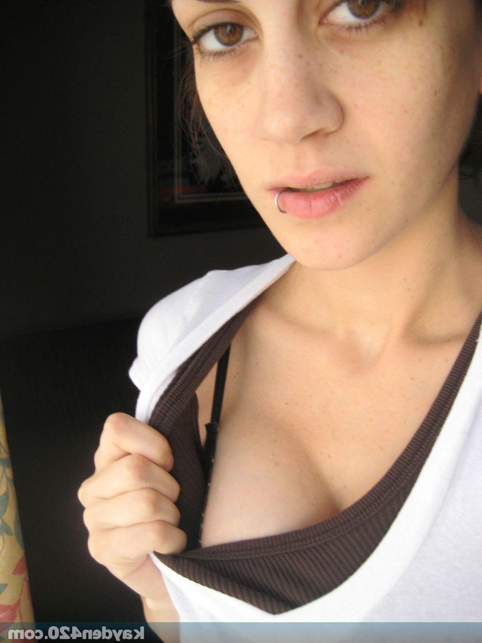 16P Pictures of Kayden 420 showing her hot naked body