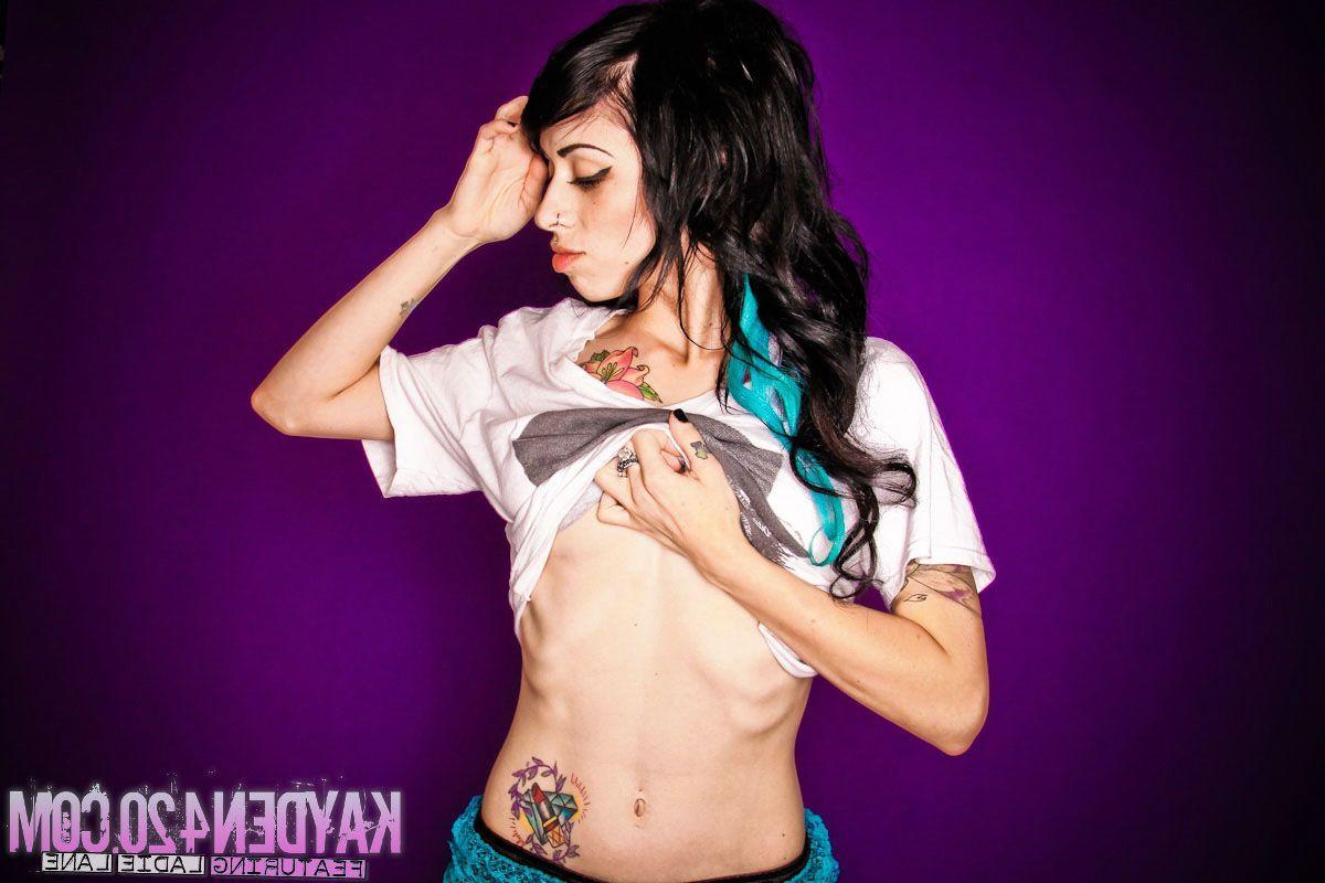 16P Bilder von Kayden 420, wie sie ihren tätowierten Körper zur Schau stellt