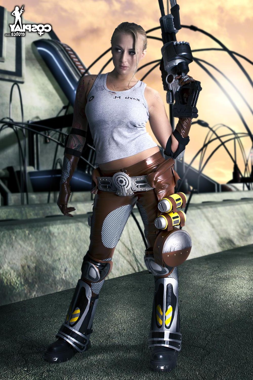 12P Busty model Kayla dresses as Anya Stroud from Gears Of War