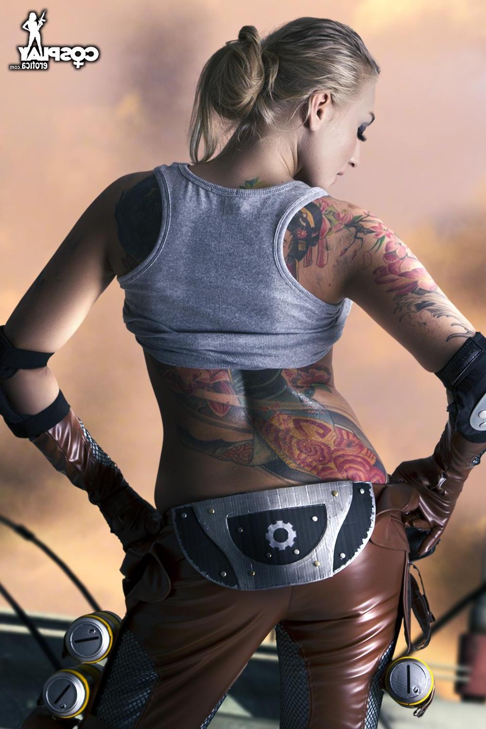 12P Busty model Kayla dresses as Anya Stroud from Gears Of War