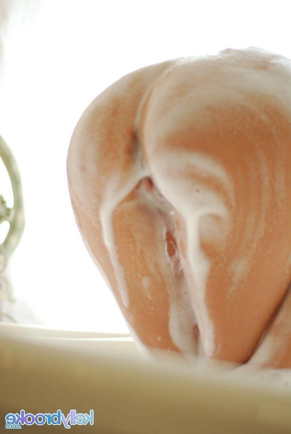 20P Pictures of Kelly Brooke soaping up her hot teen body