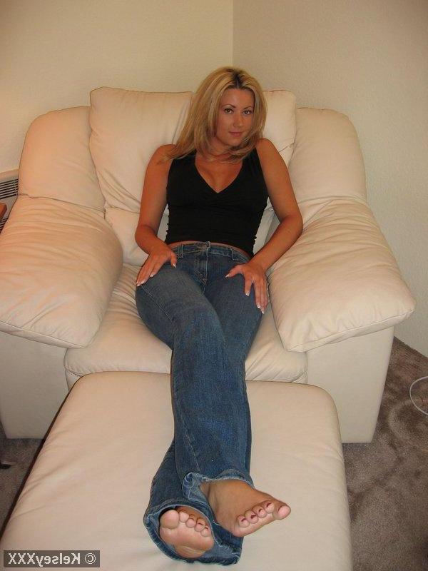 20P Pictures of teen amateur Kelsey XXX teasing in her jeans