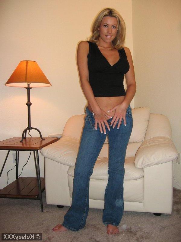 20P Pictures of teen amateur Kelsey XXX teasing in her jeans