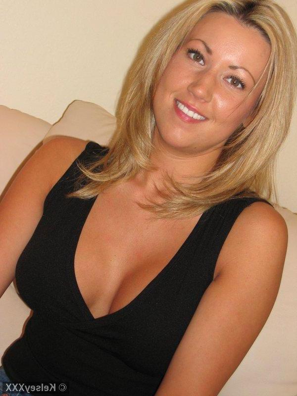 20P Pictures of teen amateur Kelsey XXX teasing in her jeans