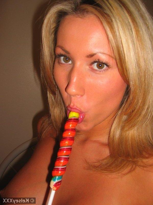 20P Pictures of Kelsey XXX having fun with a sucker