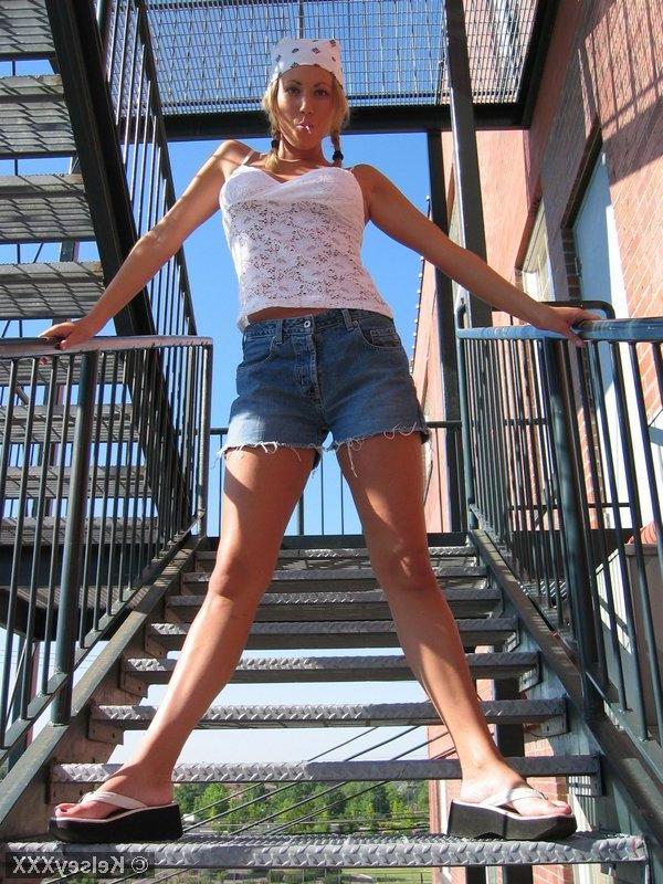 20P Pictures of Kelsey XXX being a cocktease outside