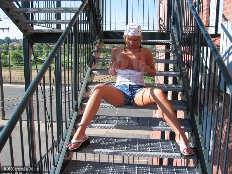 20P Pictures of Kelsey XXX being a cocktease outside