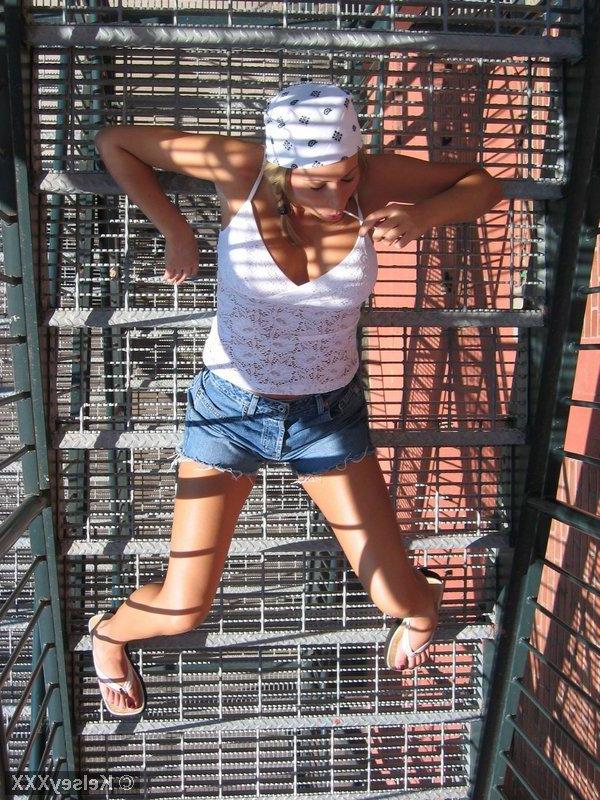 20P Pictures of Kelsey XXX being a cocktease outside
