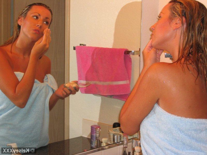 20P Pictures of Kelsey XXX having some fun after her shower