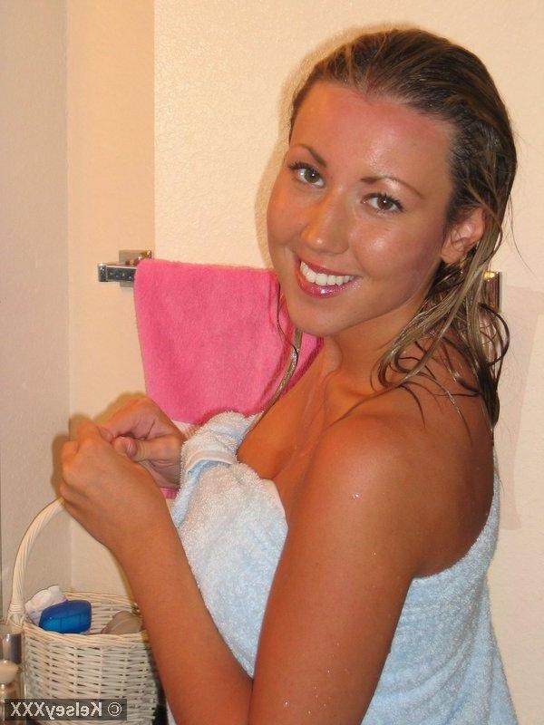 20P Pictures of Kelsey XXX having some fun after her shower