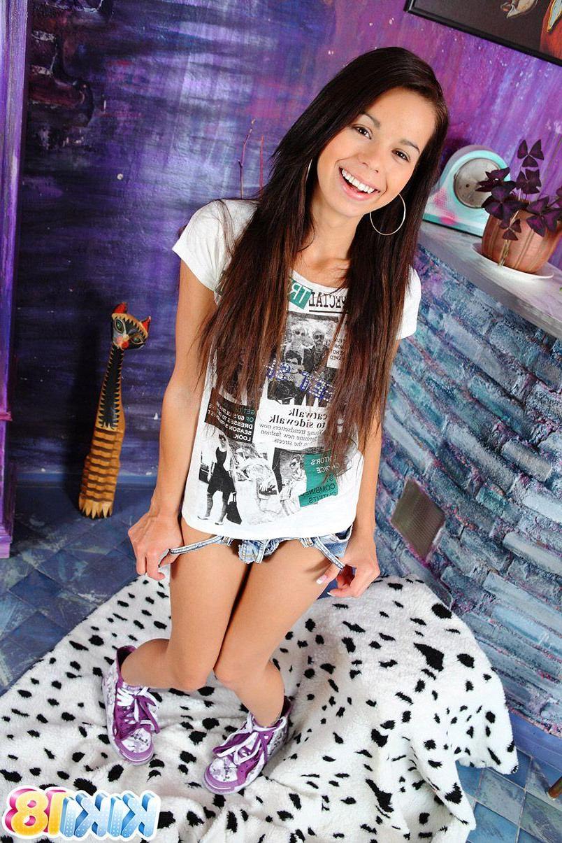 15P Pictures of teen Kiki 18 playing with her hot fuckable body
