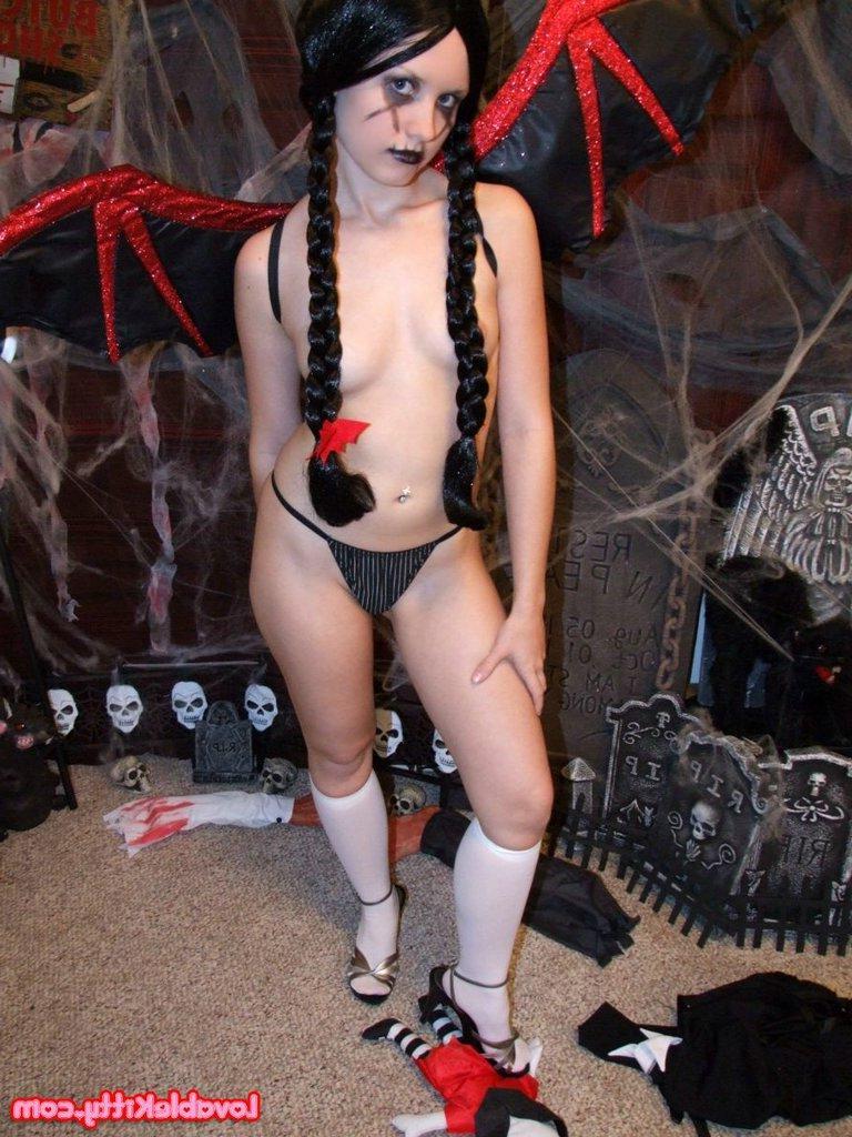 15P Pictures of Lovable Kitty gone Gothic