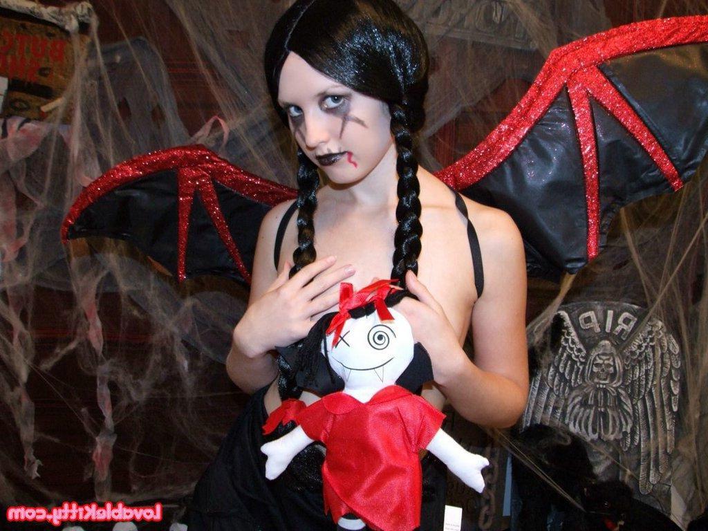15P Pictures of Lovable Kitty gone Gothic