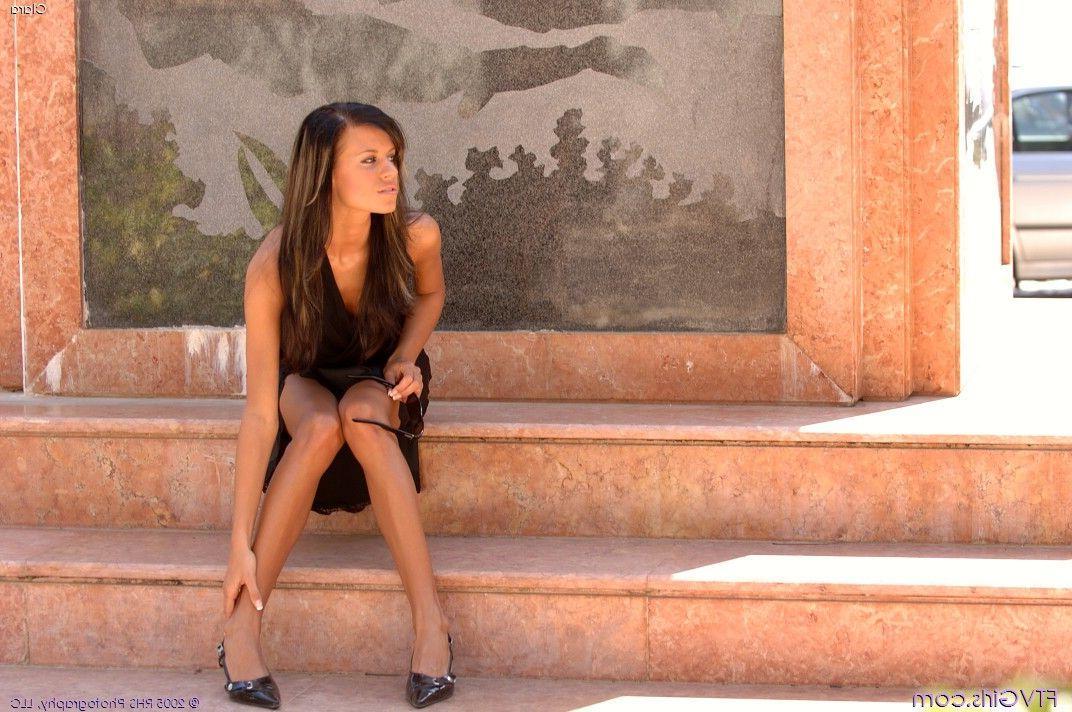 20P Pictures of Clara showing her hot body