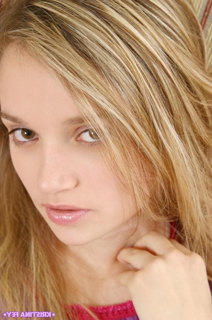 15P Pics of Kristina Fey showing you her naked body