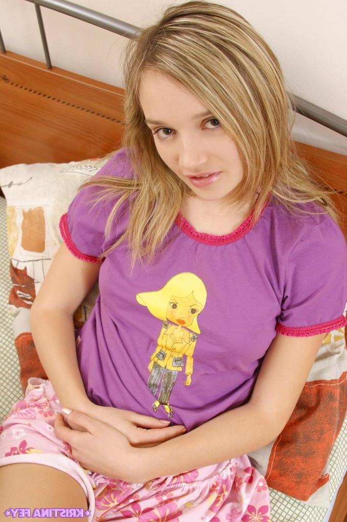 15P Pics of Kristina Fey showing you her naked body