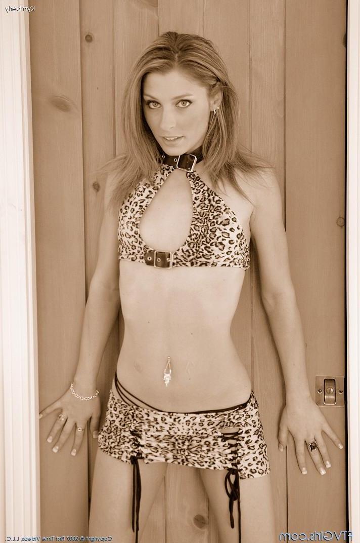 20P Pictures of Kymberly playing with her pussy in bed