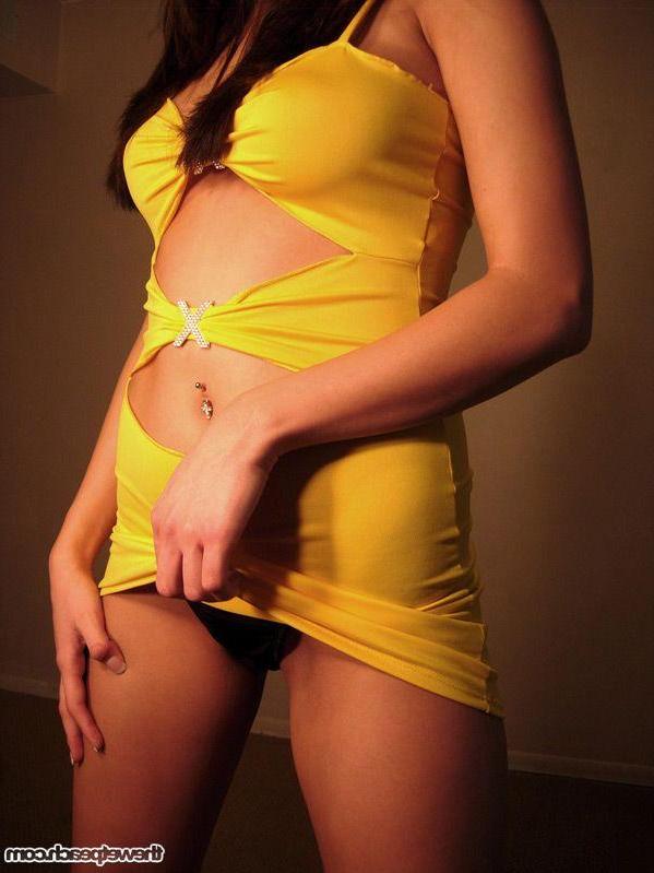 16P Pictures of teen amateur Layla KO teasing in a hot yellow dress