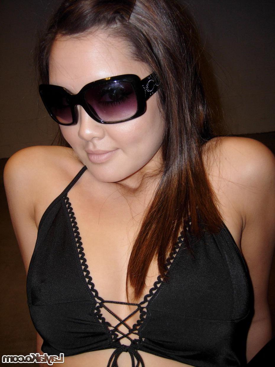16P Pictures of teen babe Layla KO getting you hard with her hot body