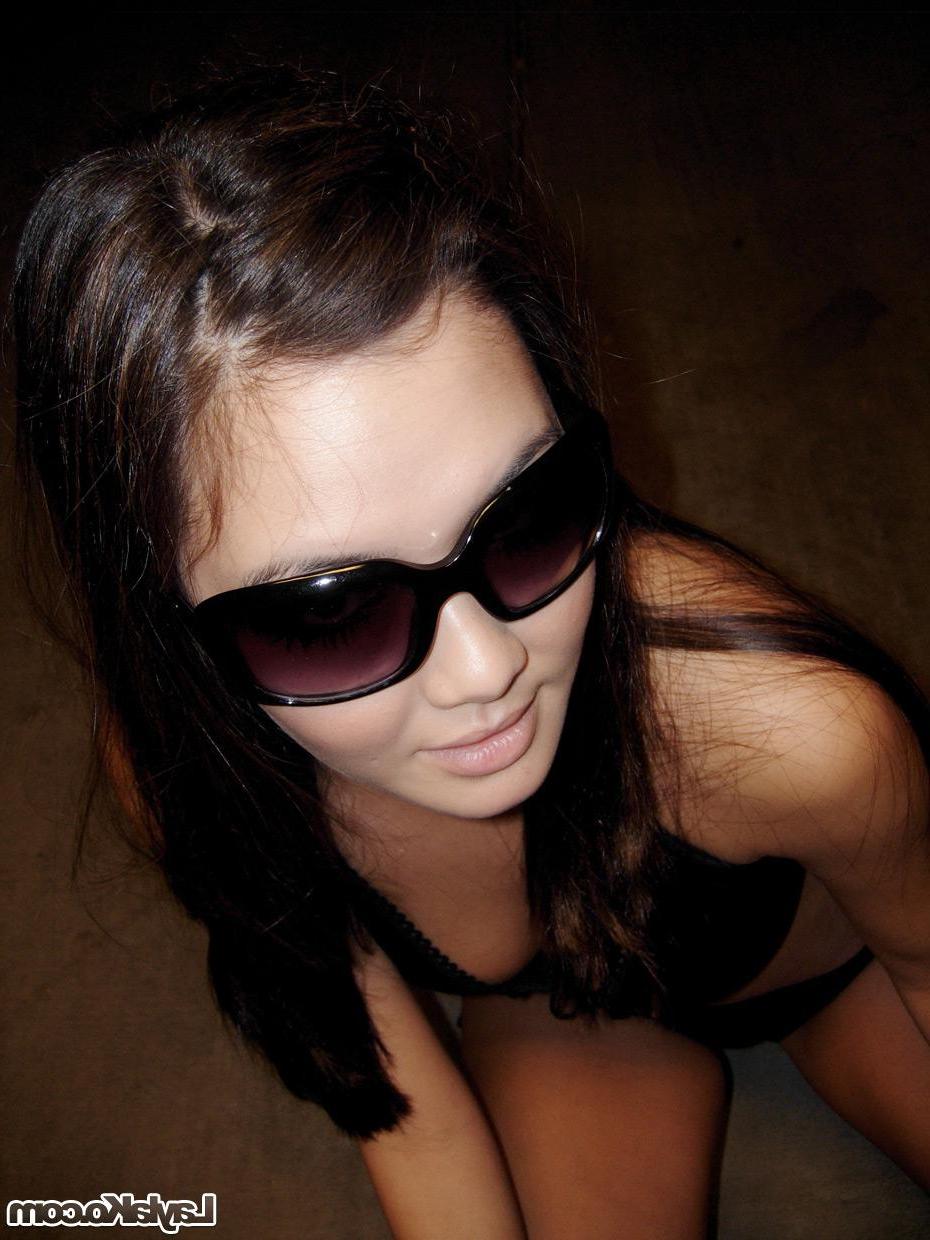 16P Pictures of teen babe Layla KO getting you hard with her hot body