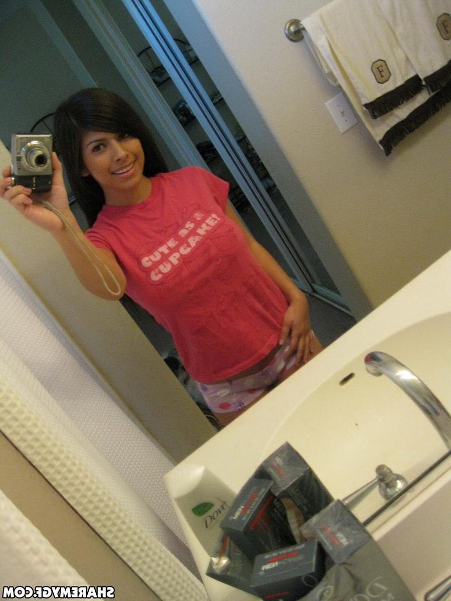 15P Busty girl Layla Rose takes sexy pics of her big boobs
