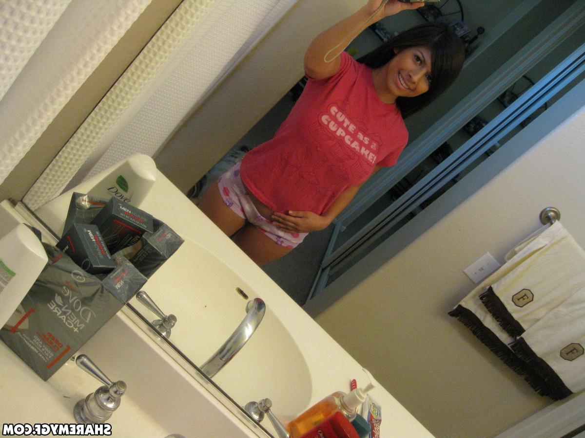 15P Busty girl Layla Rose takes sexy pics of her big boobs