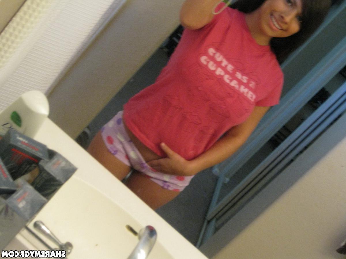 15P Busty girl Layla Rose takes sexy pics of her big boobs
