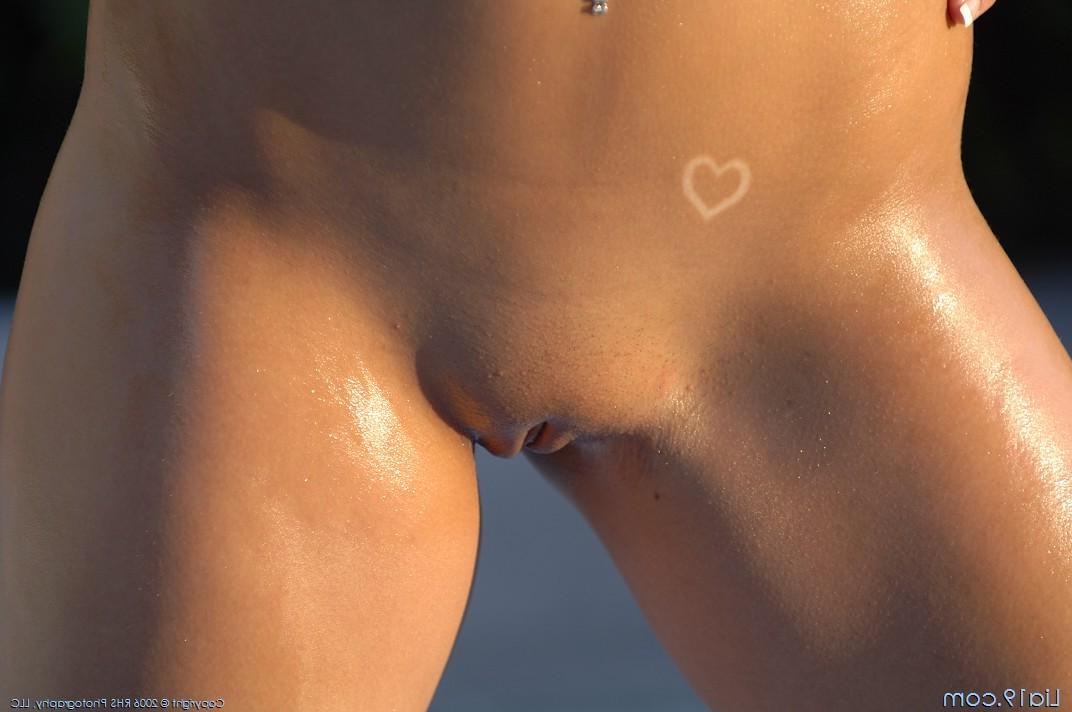 20P Pictures of Lia 19 showing off her gorgeous naked teen body outside