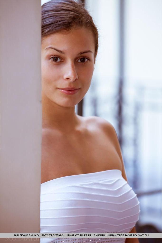 18P Lia Taylor strips her white dress baring her curvy body just for you