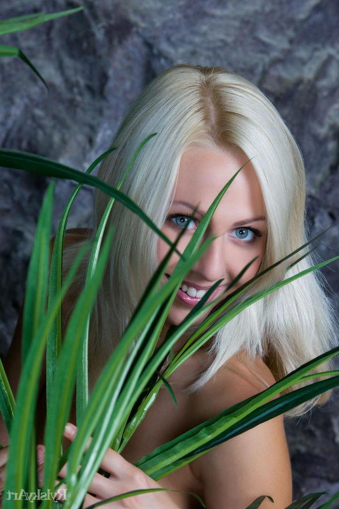 16P Gorgeous blonde Lija gets naked and spreads her legs