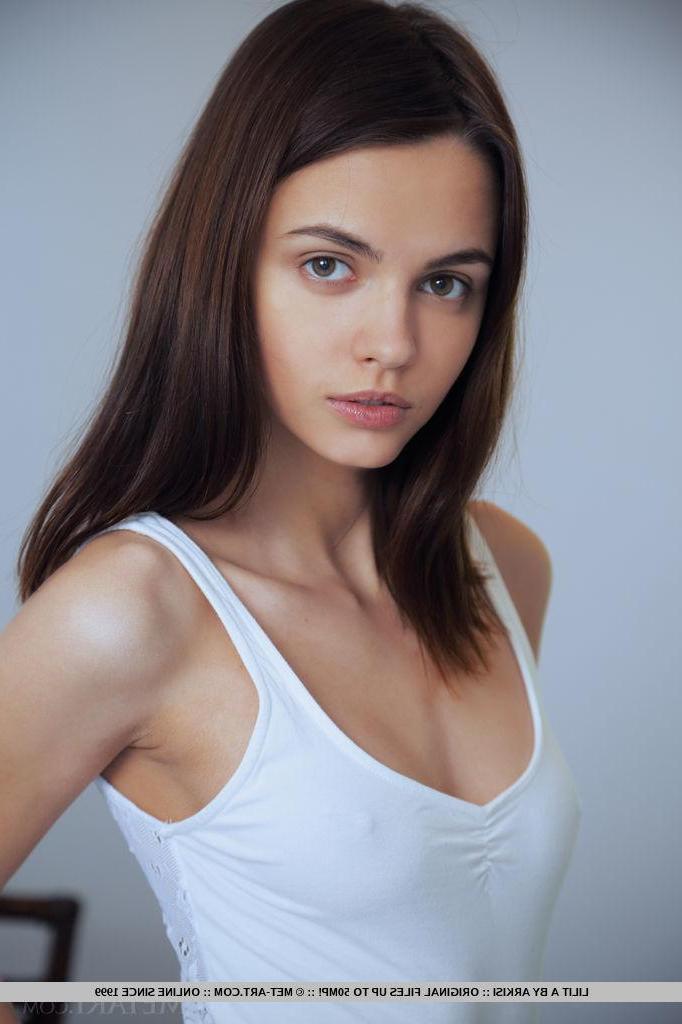 18P Lilit A bares her sexy body with beautiful breasts and a tight butt and pussy