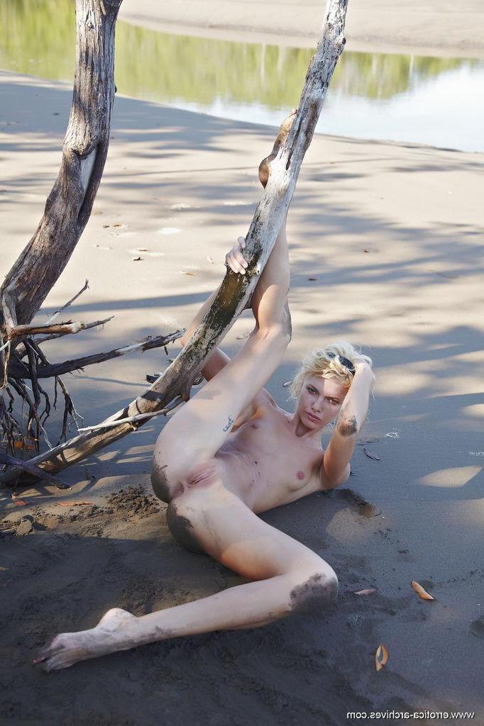 16P Blonde babe Lilly A gets dirty for you outside in "Aplutinho"