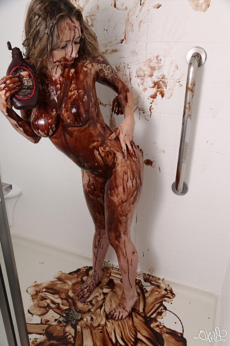 15P Lily Xo covers her sexy body with chocolate