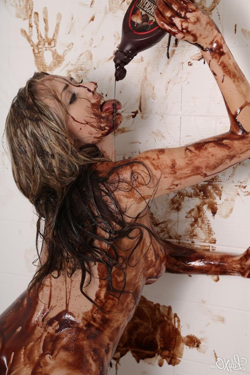 15P Lily Xo covers her sexy body with chocolate