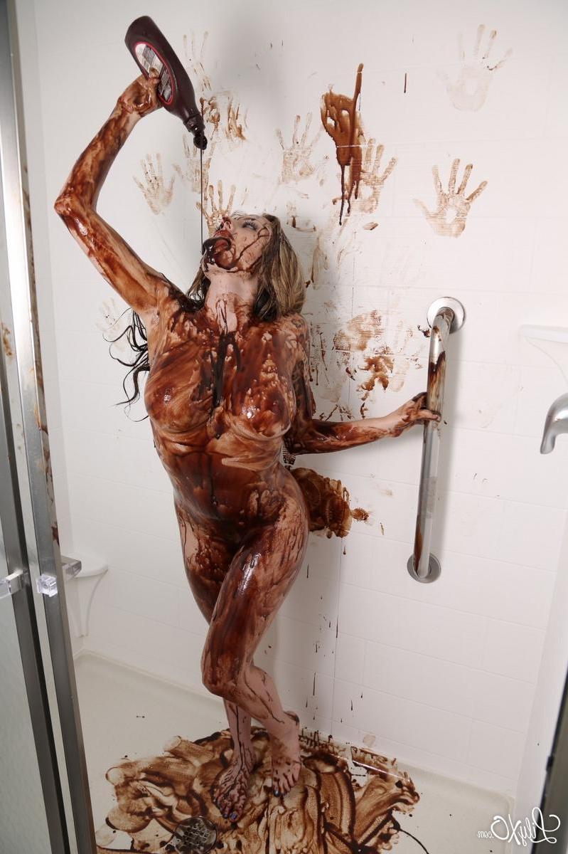 15P Lily Xo covers her sexy body with chocolate