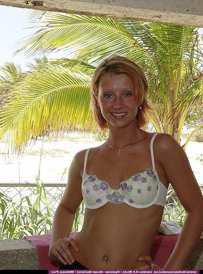 20P Pictures of Lindsey Marshal exposing her hot nude body