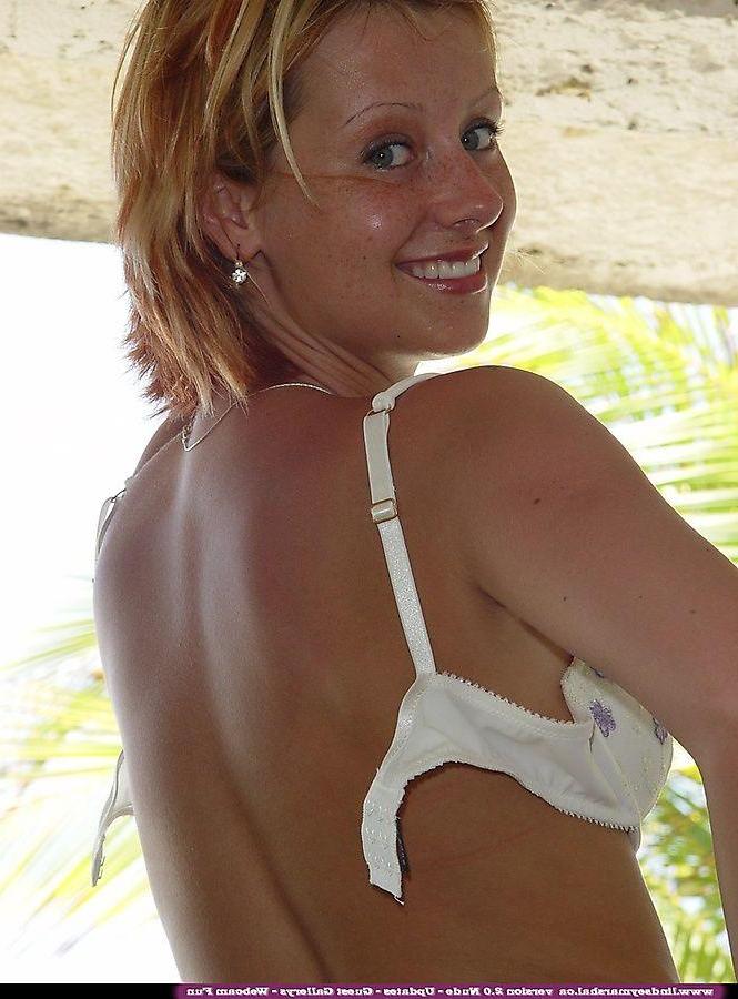 20P Pictures of Lindsey Marshal exposing her hot nude body