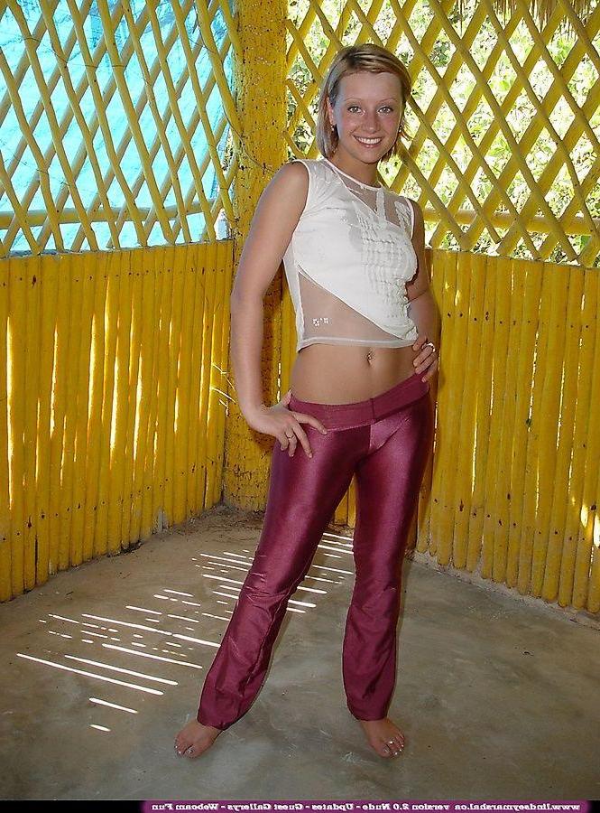 20P Pictures of Lindsey Marshal showing her hot teen body