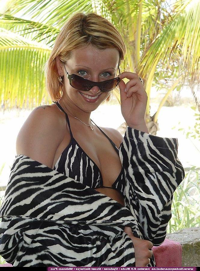 20P Pictures of teen Lindsey Marshal showing off her nude body