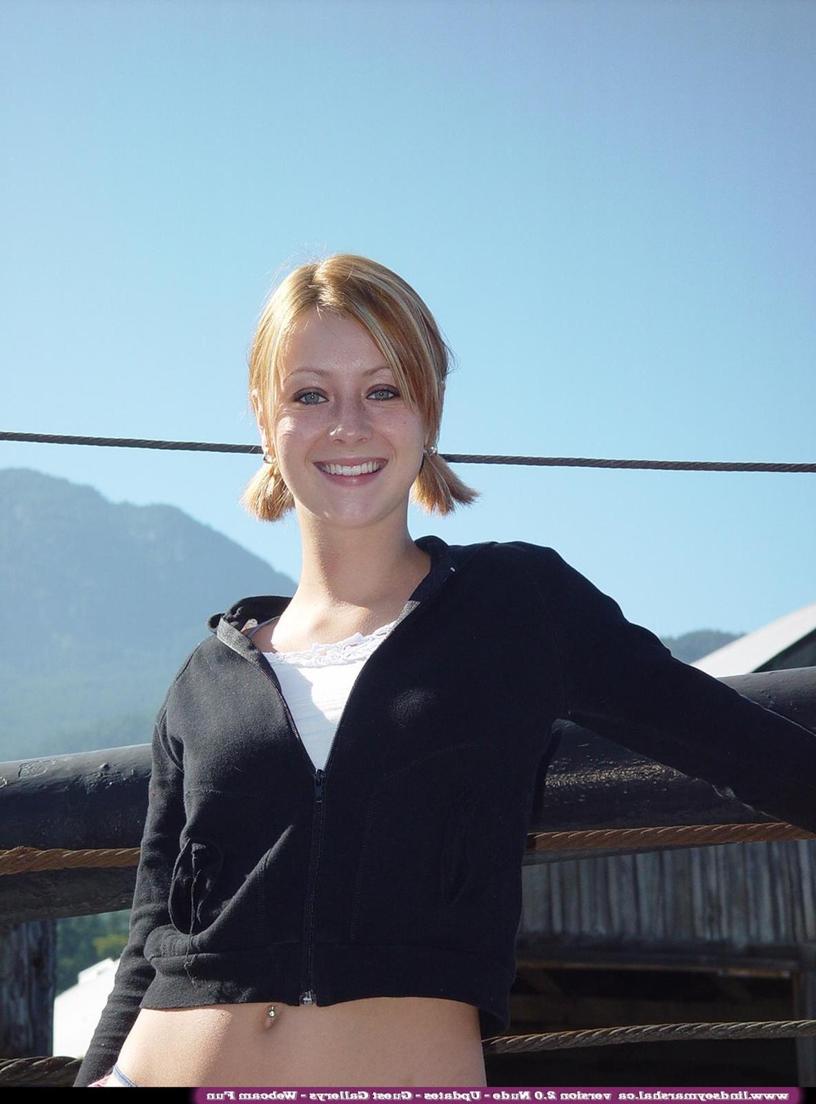 20P Bilder von Lindsey Marshal, die auf einem Boot ihre Titten und ihre Muschi zur Schau stellt