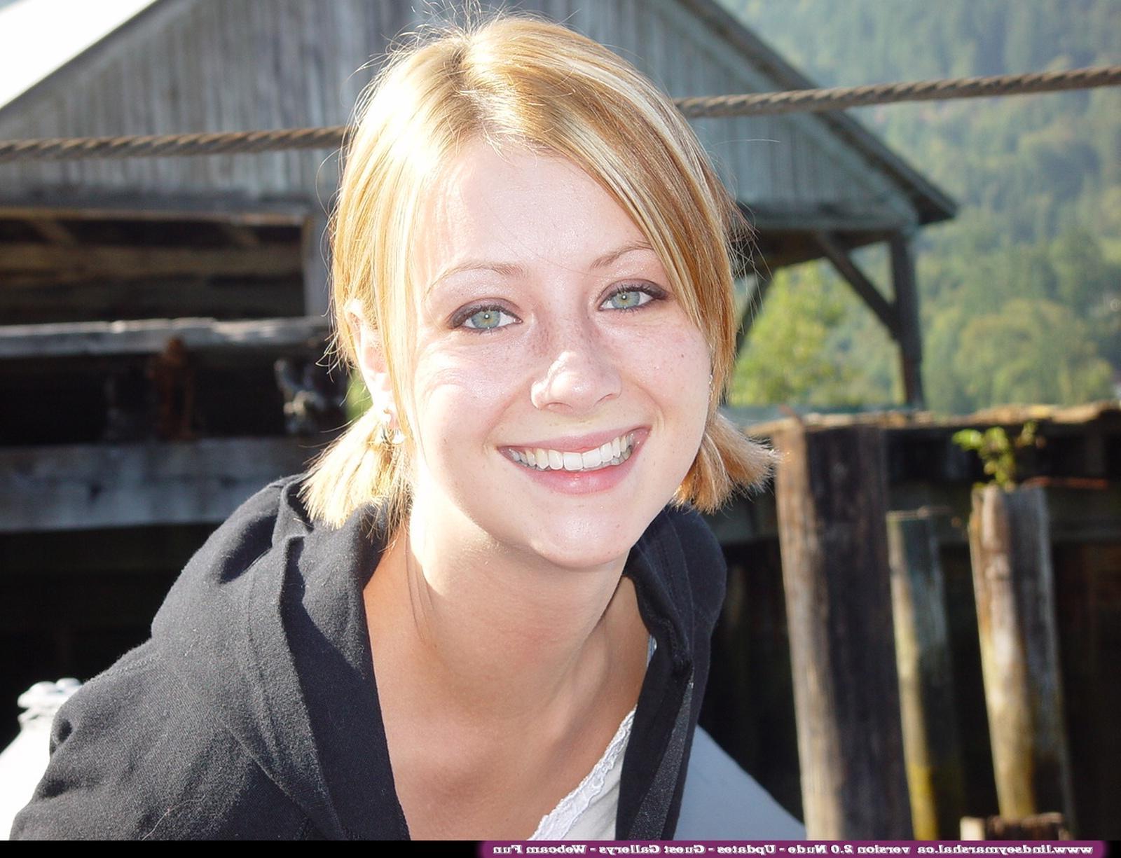 20P Bilder von Lindsey Marshal, die auf einem Boot ihre Titten und ihre Muschi zur Schau stellt