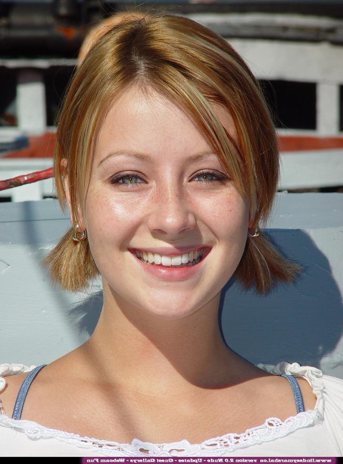 20P Bilder von Lindsey Marshal, die auf einem Boot ihre Titten und ihre Muschi zur Schau stellt