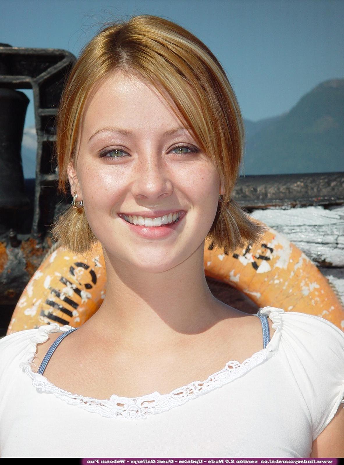 20P Bilder von Lindsey Marshal, die auf einem Boot ihre Titten und ihre Muschi zur Schau stellt