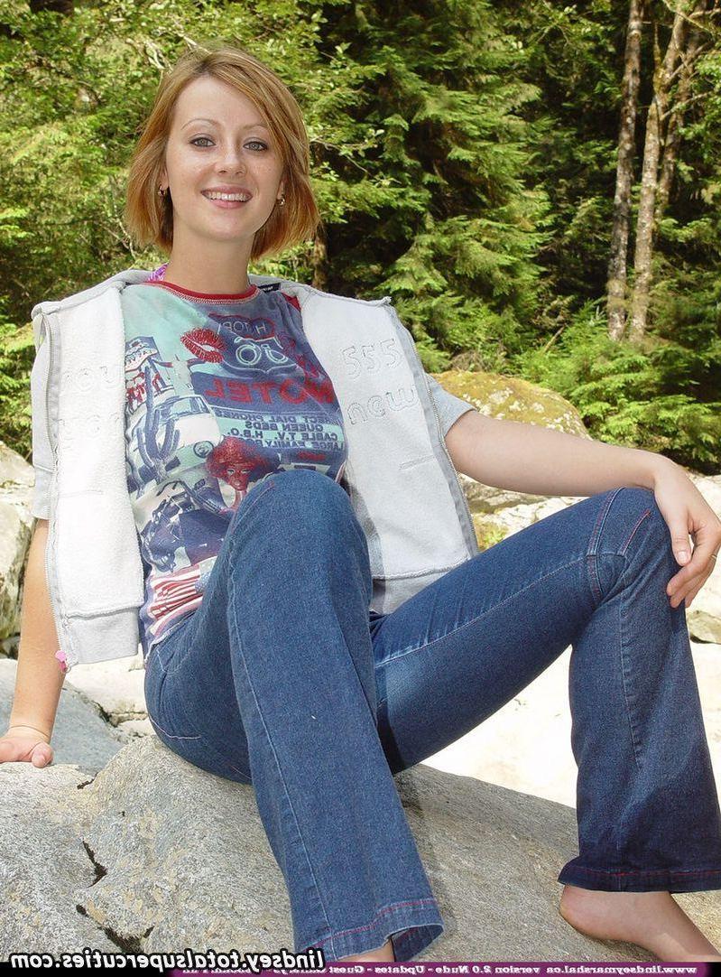 20P Pictures of Lindsey Marshal exposing her nude teen body outside