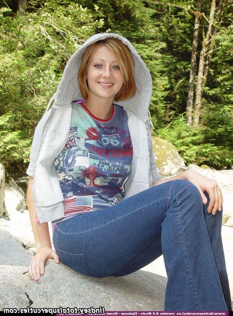 20P Pictures of Lindsey Marshal exposing her nude teen body outside
