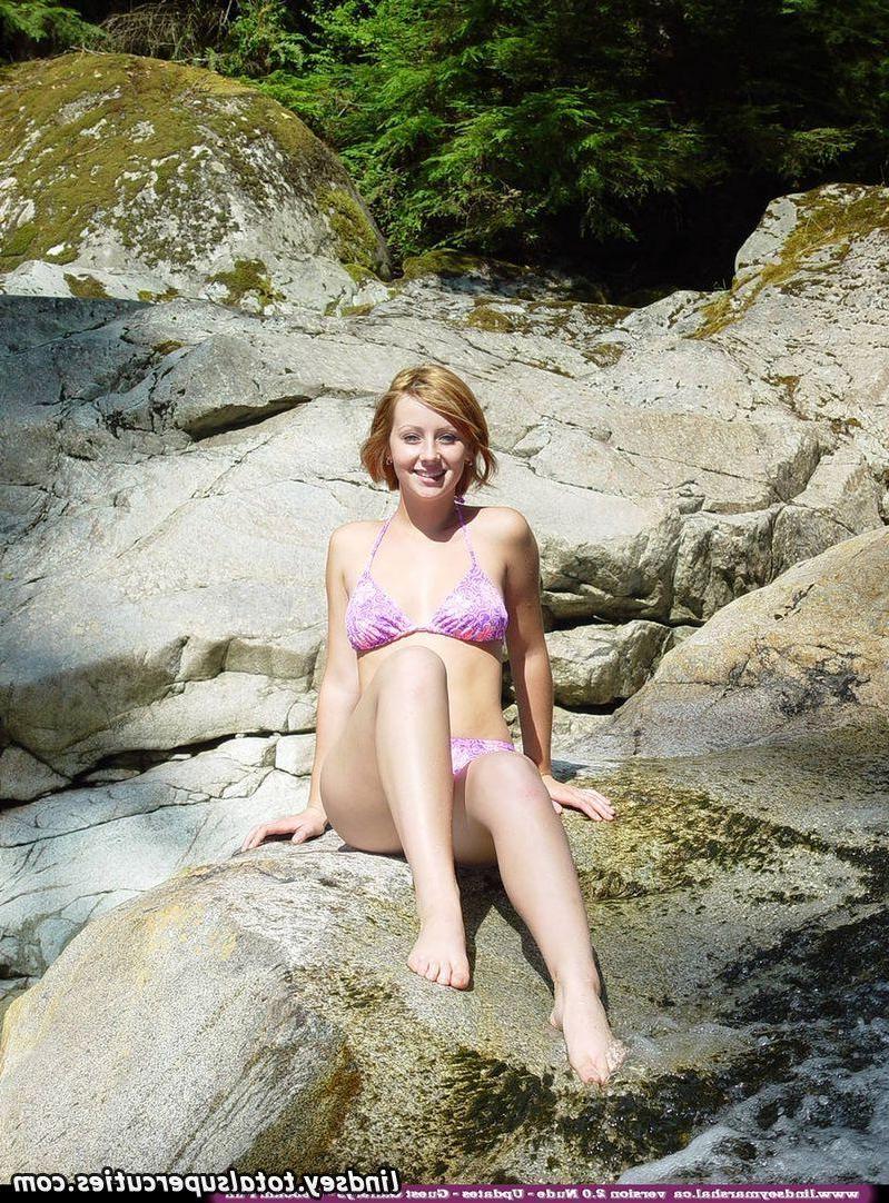 20P Pictures of Lindsey Marshal exposing her nude teen body outside