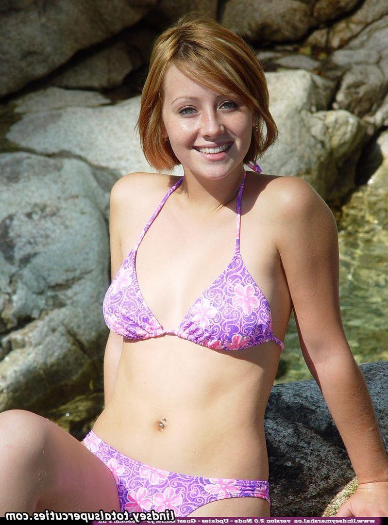 20P Pictures of Lindsey Marshal exposing her nude teen body outside