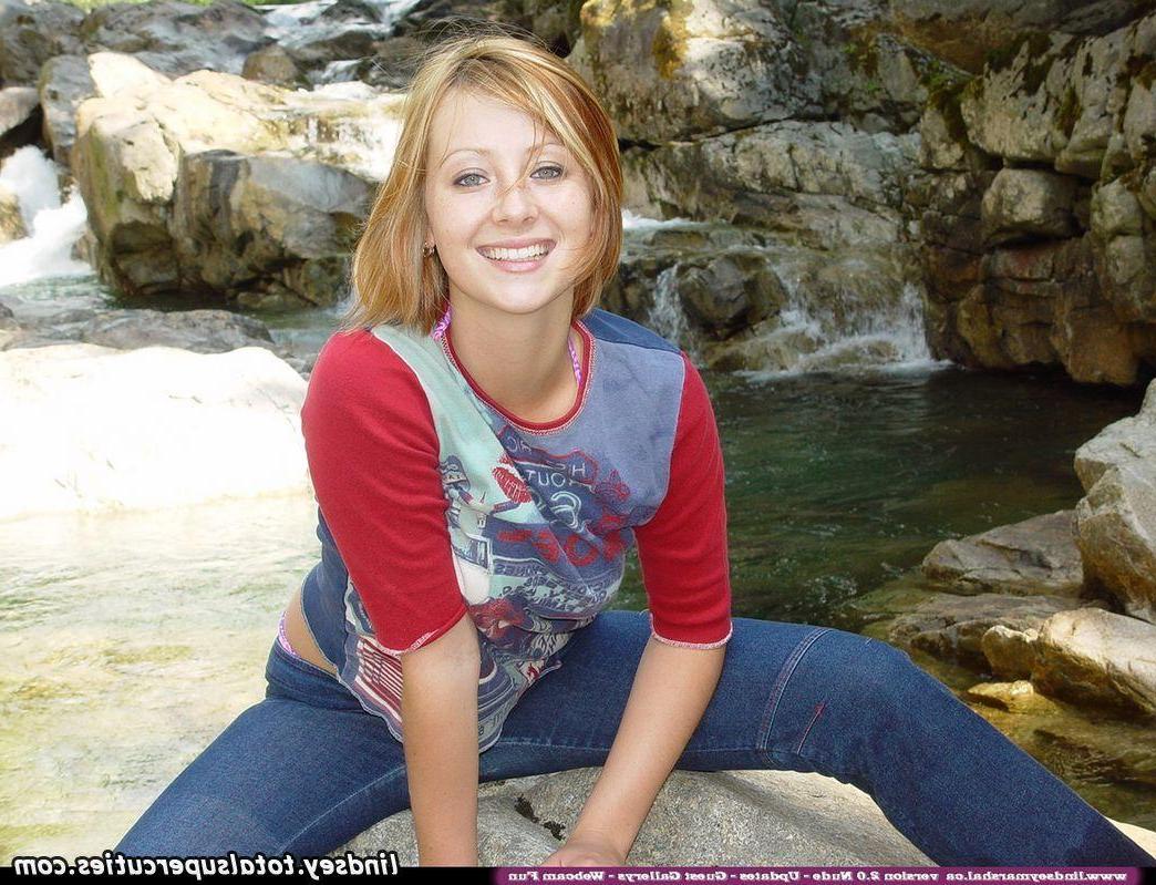20P Pictures of Lindsey Marshal exposing her nude teen body outside