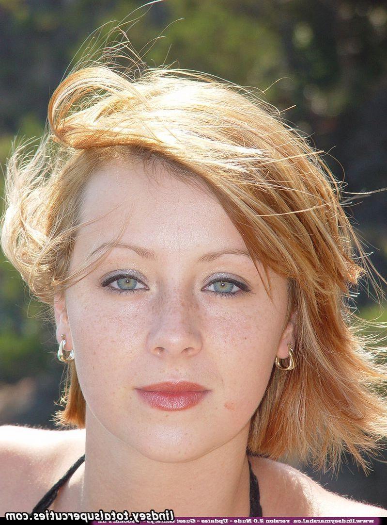 20P Pictures of teen Lindsey Marshal exposing her nude body outside