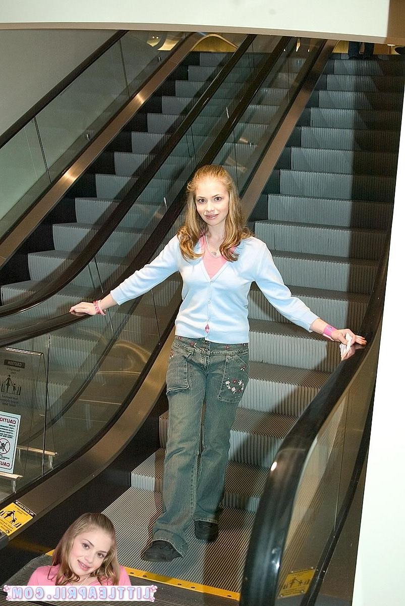 12P Bilder von Little April, die zeigen, wie sehr sie es liebt, Schwänze zu necken